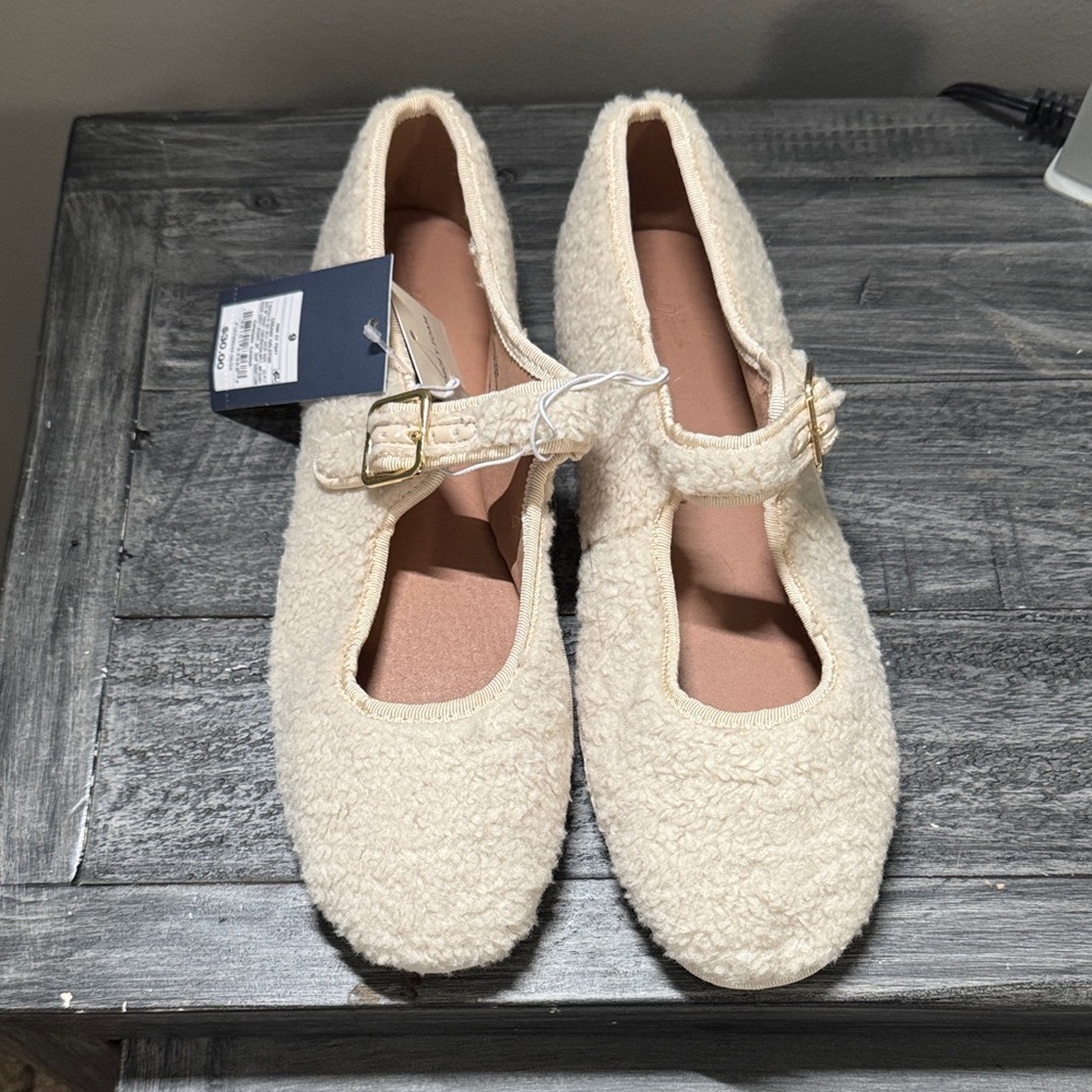 Universal Thread Cream Slippers with Gold Buckle - Picture 3 of 5